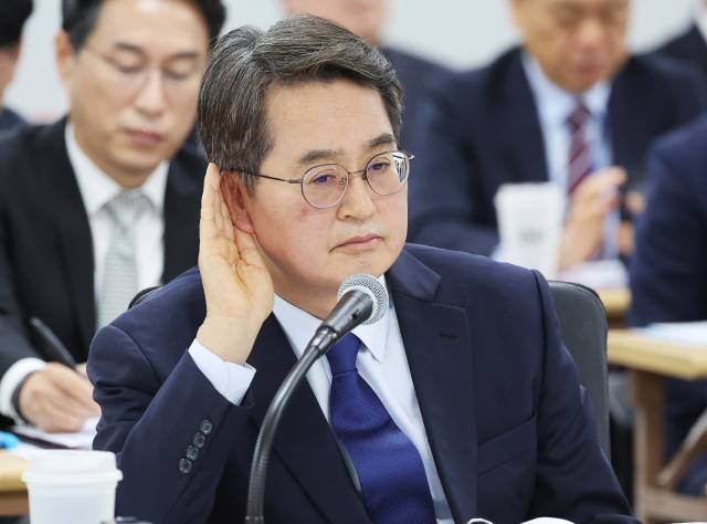 ▲김동연 경기도지사가 21일 경기도 수원시 영통구 경기도청에서 열린 국회 행정안전위원회의 경기도에 대한 국정감사에서 위원 질의를 듣고 있다. ⓒ연합뉴스