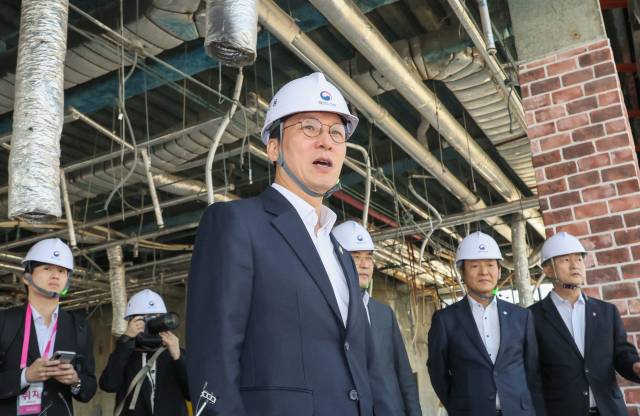 ▲김민석 국무총리가 28일 해양수산부가 이전할 부산시 동구 IM빌딩을 방문해 준비상황을 점검하고 있다. ⓒ연합뉴스