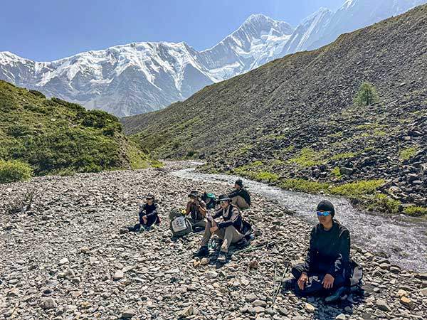 공바 피크 등반을 위해 이동 중 휴식. 고소적응이 된 탓에 모두 쾌조의 컨디션이다.