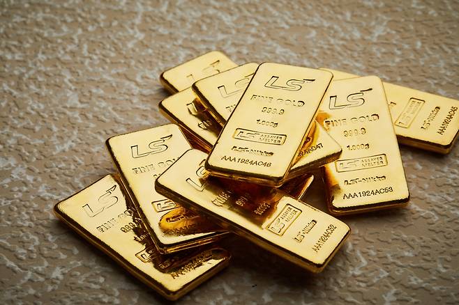 연준이 예상보다 빠르게 금리를 인하한다면 달러 약세와 함께 금의 투자 매력은 다시 부각될 것으로 보인다. 게티이미지