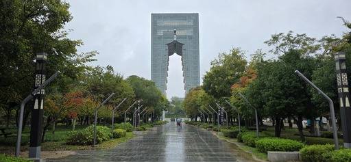 유리로 된 직육면체 건물에 황룡사 9층 목탑의 윤곽을 음각(Negative Space)한 경주타워.