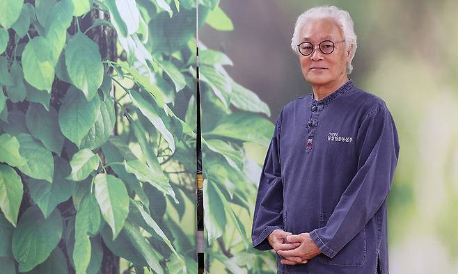 김철 몸살림운동본부 상임지도위원이 20일 서울 강남구 선릉에 위치한 몸살림운동본부 수련원에서 몸살림운동의 원리를 설명하고 있다. 김 위원은 불가와 선가에서 전통적으로 이어져 내려온 인술에 바탕을 둔 몸살림운동법을 만들었다. 허리를 바로 세우면 건강하게 생활을 할 수 있다는 간단한 원리고 국민건강 개선에 앞장서고 있다. 남정탁 기자