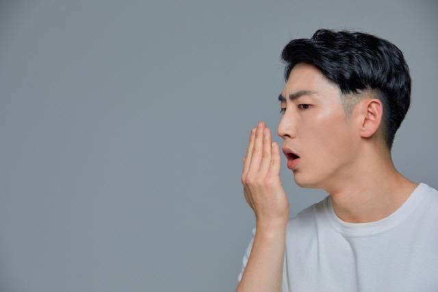 입 냄새는 ‘건강의 거울’이다. 단순히 구취를 없애는 것을 넘어 입안의 세균과 침의 균형을 되찾는 작은 습관이 전신 건강의 출발점이 된다. 게티이미지