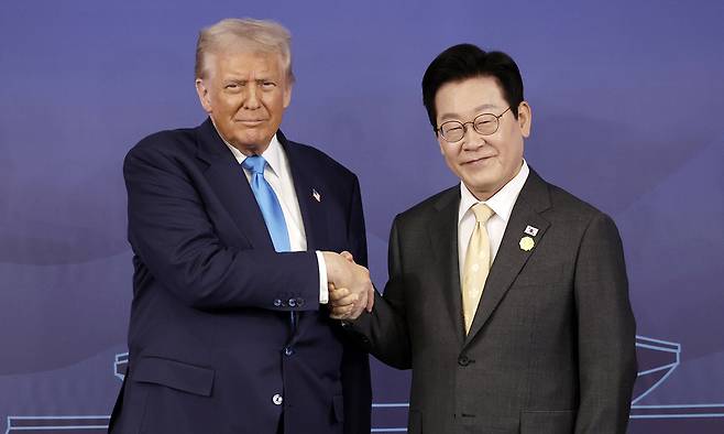 이재명 대통령과 도널드 트럼프 미국 대통령이 29일 경북 경주박물관에서 한미 정상회담 기념촬영을 하고 있다. 대통령실통신사진기자단