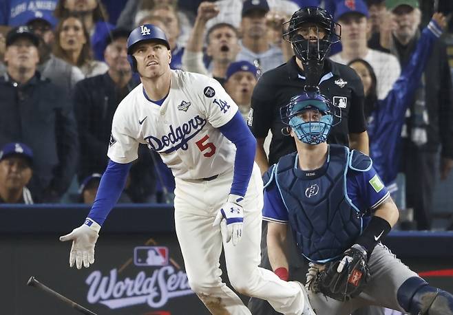 프레디 프리먼(로스앤젤레스 다저스)이 28일(한국시간) 미국 캘리포니아주 다저스타디움에서 열린 미국프로야구 메이저리그(MLB) 포스트시즌 월드시리즈(WS) 3차전에서 연장 18회 혈투를 끝내는 홈런을 때려낸 뒤 타구를 바라보고 있다. 프리먼은 MLB 포스트시즌 사상 처음으로 WS에서 두 시즌 연속 끝내기 홈런을 친 선수가 됐다. 로스앤젤레스 UPI 연합뉴스