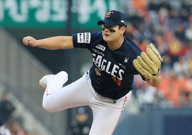 한화 이글스 김서현이 26일 서울 잠실야구장에서 열린 2025 KBO 한국시리즈 1차전 LG 트윈스와의 원정 경기에서 공을 던지고 있다. 뉴스1