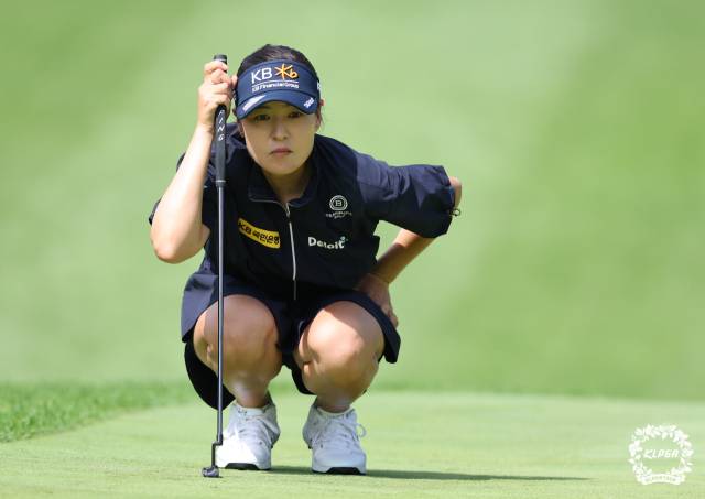 그린 경사를 파악하고 있는 전인지. 사진 제공=KLPGA