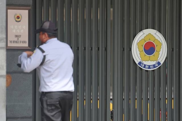 캄보디아에서 한국인 납치·감금이 연이어 발생하고 있는 가운데 주캄보디아 대사관이 업무시간 외에도 영사조력이 가능하도록 시스템을 개선 중이라고 밝혔다. 프놈펜=연합뉴스