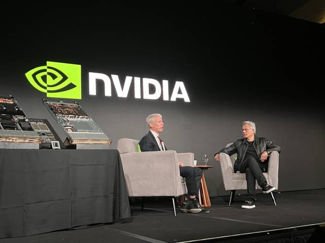 젠슨 황(오른쪽) 엔비디아 CEO와 크리스 라이트 미 에너지부 장관이 28일(현지 시간) 워싱턴DC에서 열린 엔비디아 GTC에서 기자회견을 하고 있다. 이태규 특파원
