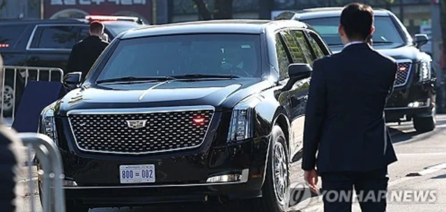 트럼프 미국 대통령이 2025 경주 아시아태평양경제협력체(APEC) 방문을 위해 방한하는 날인 29일 경북 경주시 한 임시 헬기장 인근에 미국 대통령 전용 차량인 '더 비스트'가 이동하고 있다. 연합뉴스