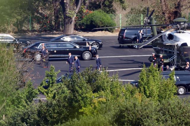 도널드 트럼프 미국 대통령이 29일 전용 헬기 마린원을 타고 2025 경주 아시아태평양경제협력체(APEC) 정상회의장이 있는 경북 경주시 보문관광단지 한 헬기장에 도착, 전용 리무진 더 비스트에 탑승하기 위해 이동하고 있다. 연합뉴스