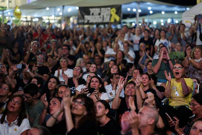 10월10일 이스라엘과 하마스 간 휴전 협정이 발효되었다. 이스라엘 텔아비브에 위치한 호스티지(hostages) 광장에 모인 시민들이 휴전 협정 소식을 듣고 축하하고 있다. 이곳은 인질들이 돌아오면 없어져야 할 광장이라는 뜻으로 ‘인질(호스티지)’이라고 이름 붙였다. ⓒREUTERS