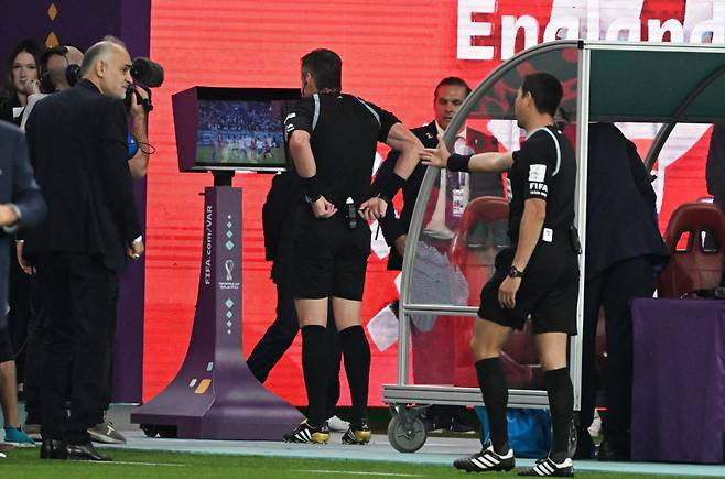 글로벌 스포츠 매체 ‘디 애슬레틱’은 29일(한국시간) “국제축구평의회(IFAB)가 비디오판독(VAR)의 개입 범위를 ‘명백한 오심이 있는 옐로카드’ 상황까지 확대하는 방안을 논의했다”고 보도했다. 도하(카타르)｜신화뉴시스