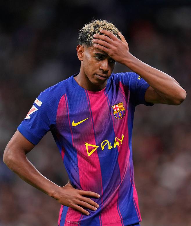 바르셀로나 라민 야말이 지난 27일 스페인 마드리드 산티아고 베르나베우에서 열린 레알 마드리드전 도중 곤혹스러운 표정을 짓고 있다. AP연합