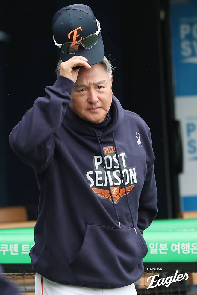 김경문 한화 감독이 지난 26일 잠실구장에서 열린 LG와의 한국시리즈 1차전을 앞두고 더그아웃 앞에서 선수들의 훈련을 지켜보고 있다.