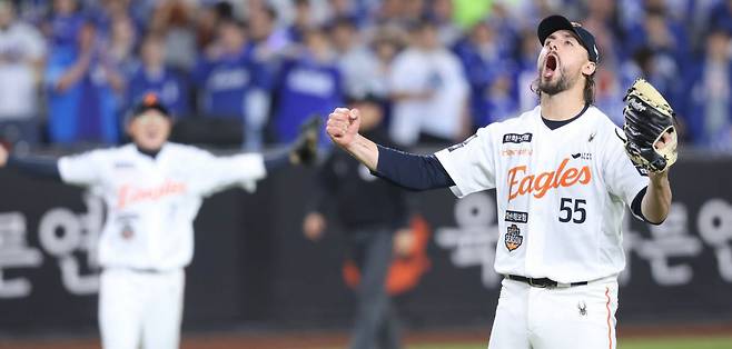 오른쪽은 3·4차전 선발투수 폰세와 와이스. 한화 이글스 제공