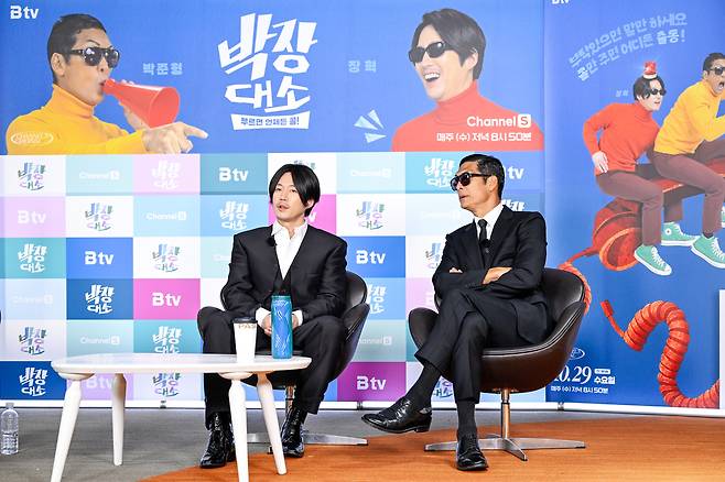 배우 장혁과 가수 박준형이 29일 오전 온라인 사전녹화 형식으로 공개된 채널S의 예능 ‘박장대소’의 제작발표회에 참석해 발언하고 있다. 사진 채널S