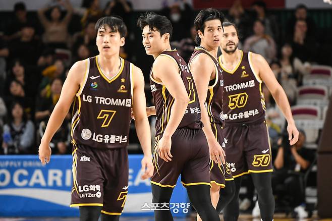 LG 최형찬(왼쪽부터)과 유기상, 칼 타마요, 아셈 마레이 | KBL 제공