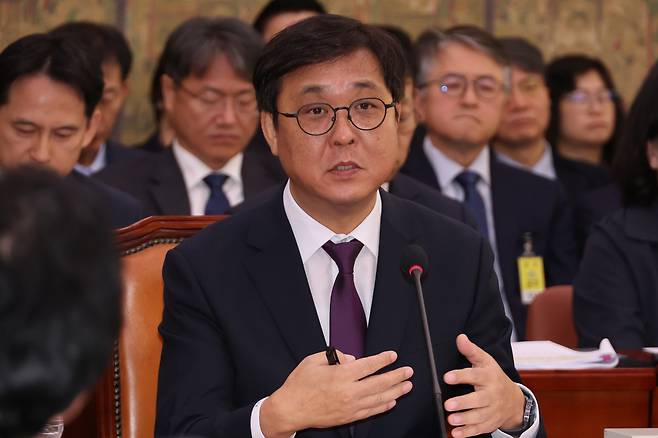 최휘영 문화체육관광부 장관이 29일 서울 여의도 국회에서 열린 문화체육관광위원회의 문화체육관광부 및 산하기관에 대한 종합 국정감사에서 위원 질의에 답하고 있다. 연합뉴스