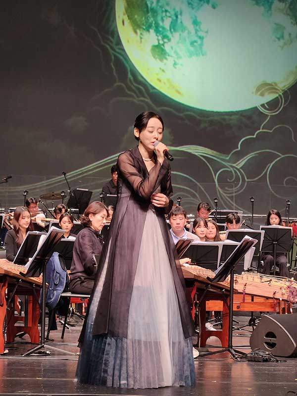 ▲ 가을 축제 시즌을 맞아 다양한 무대에서 활동을 펼치는 오승하. 제공|월드아트팩토리