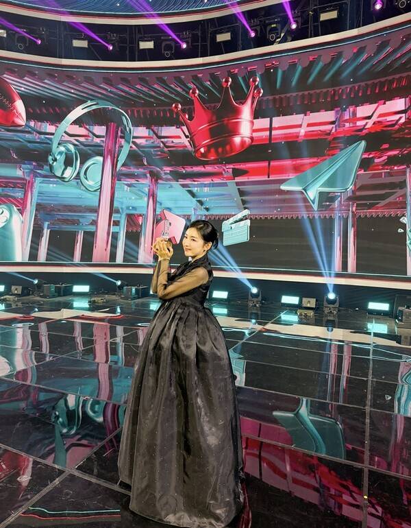 ▲ 지난 25일 열린&nbsp;‘2025&nbsp;틱톡어워즈’에서&nbsp;‘올해의 라이브 뮤직 크리에이터상’을 수상한 소리꾼 이윤아. 제공|빅밴드