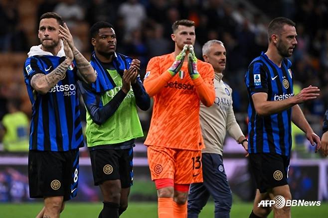 주젭 마르티네스(주황 유니폼)가 인터밀란 동료들과 함께 관중에게 인사하고 있다. /AFPBBNews=뉴스1