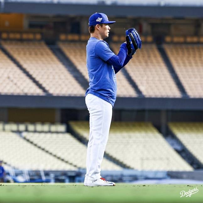 월드시리즈를 앞두고 몸을 풀고 있는 야마모토. /사진=LA 다저스 공식 SNS