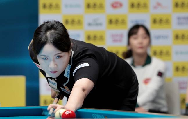 김민아(왼쪽)가 스트로크를 준비하고 있다. /사진=PBA 투어 제공