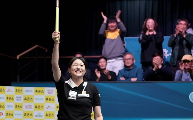 김민아가 챔피언샷을 성공시킨 뒤 세리머니를 하고 있다.  /사진=PBA 투어 제공