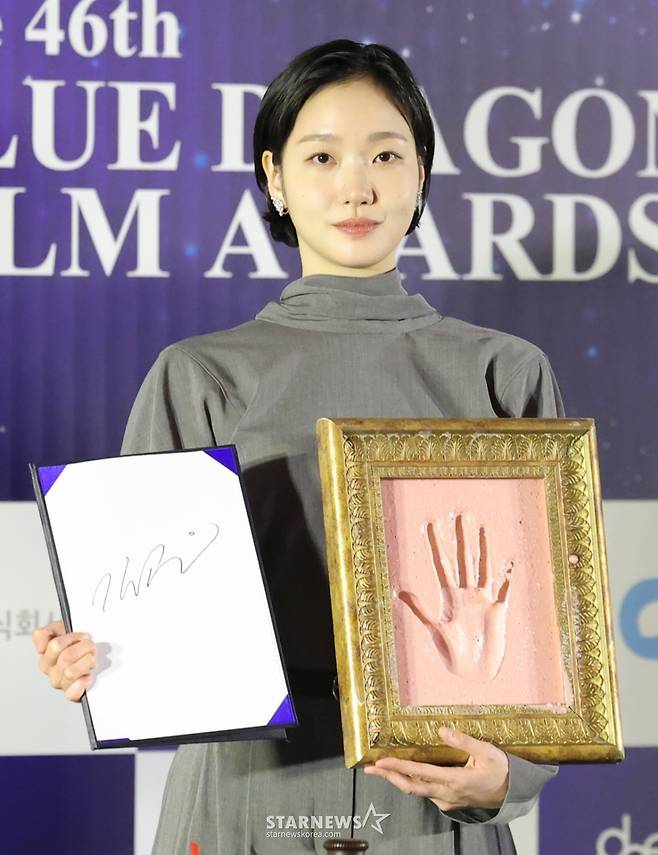 (서울=뉴스1) 권현진 기자 = 배우 김고은이 29일 오전 서울 영등포구 CGV여의도에서 열린 제45회 청룡영화상 수상자 핸드프린팅 행사에서 포즈를 취하고 있다. 2025.10.29/뉴스1  Copyright (C) 뉴스1. All rights reserved. 무단 전재 및 재배포,  AI학습 이용 금지. /사진=(서울=뉴스1) 권현진 기자