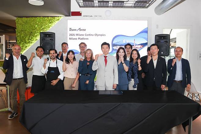 유승민(가운데) 대한체육회장이 지난 26일 이탈리아 밀라노 엔네벤티에서 열린 밀리노코르티나동계올림픽대회 급식센터 운영 협력을 위한 임차 계약 체결식에서 파비오 비넬리 테카 대표 등 참석자들과 기념촬영을 하고 있다. /사진=대한체육회 제공