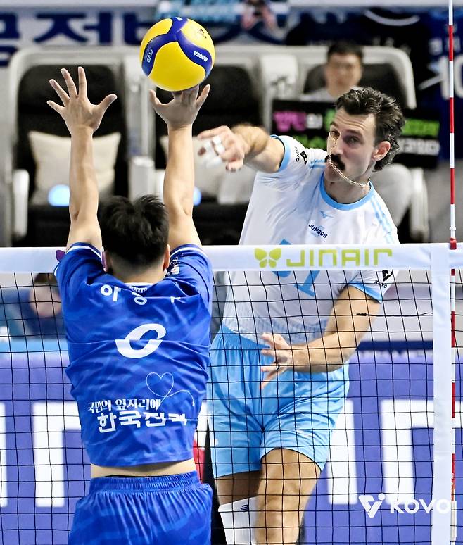스파이크를 시도하는 카일 러셀(오른쪽). /사진=KOVO 제공