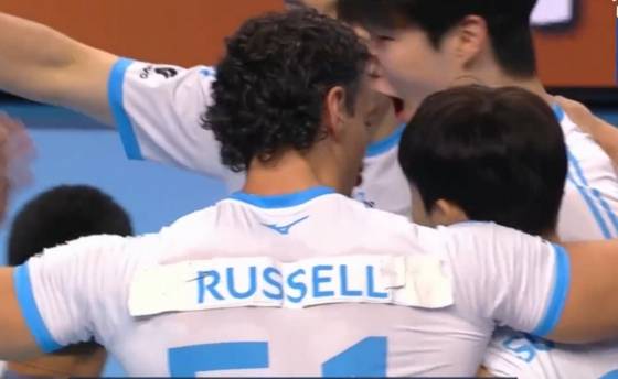 지난 23일 인천 계양체육관에서 열린 대한항공 대 한국전력 경기에서 카일 러셀이 남의 유니폼에 자신의 이름표를 붙여 입고 경기에 나선 모습. /사진=중계화면 갈무리