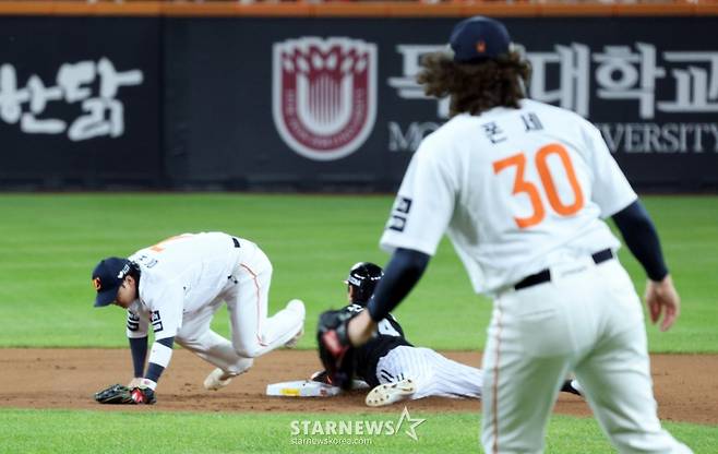 [한번에쓱] '1회초 1사 1루,  폰세의 악송구 이도윤의 호수비로 마무리'