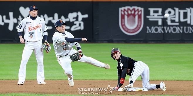 [한번에쓱] '1회초 1사 1루,  폰세의 악송구 이도윤의 호수비로 마무리'