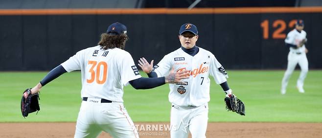 [한번에쓱] '1회초 1사 1루,  폰세의 악송구 이도윤의 호수비로 마무리'