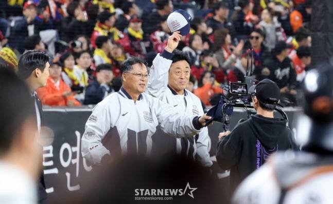 시구자와 시포자로 나서 홈 관중들에게 인사를 하고 있는 구대성(가운데)과 조경택. /사진=강영조 선임기자
