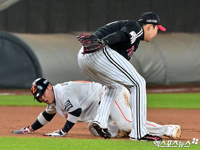 29일 오후 대전 한화생명 볼파크에서 열린 '2025 신한 SOL Bank KBO 한국시리즈' LG 트윈스와 한화 이글스의 3차전 경기, 2회말 1사 1,2루 한화 하주석이 런다운에 걸려 LG 손주영에게 태그아웃을 당하고 있다. 대전, 김한준 기자