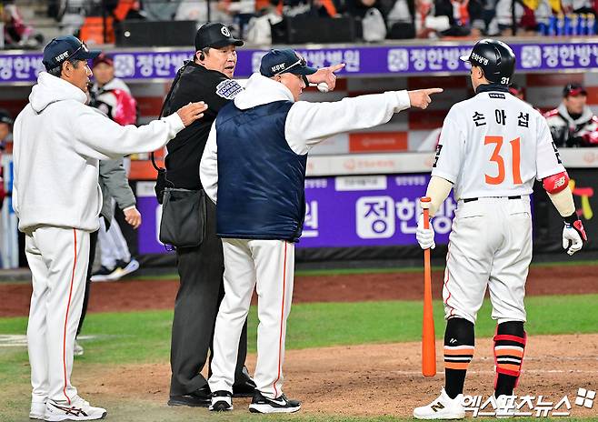 29일 오후 대전 한화생명 볼파크에서 열린 '2025 신한 SOL Bank KBO 한국시리즈' LG 트윈스와 한화 이글스의 3차전 경기, 2회말 한화 김경문 감독이 LG 오지환의 수비에 대해 어필하고 있다. 대전, 김한준 기자