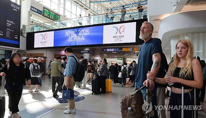 APEC 개막 앞두고 한국 찾은 외국인 관광객들 (서울=연합뉴스) 김인철 기자 = 2025 아시아태평양경제협력체(APEC) 정상회의 개막을 일주일 앞둔 24일 서울역 대합실 전광판에 APEC 홍보영상이 표시되고 있다. 2025.10.24 yatoya@yna.co.kr