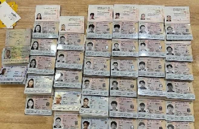압수된 여권 캄보디아 정부와 경찰이 프놈펜 센속 지구에서 범죄조직을 체포하며 압수한 여권 35개. 캄보디아 매체 크메르타임스에 따르면 9월 15일 캄보디아 정부와 경찰은 프놈펜 지구의 한 콘도에서 온라인 사기 조직 및 불법 숙박업소를 운영한 한국인 33명 등 일당 48명을 체포했다. 하지만 일부 온라인 커뮤니티에서는 해당 사진이 '캄보디아에서 송환된 한국인들의 여권 사진'이라고 소개되고 있다. [크메르타임스 홈페이지 캡처. 재판매 및 DB 금지]