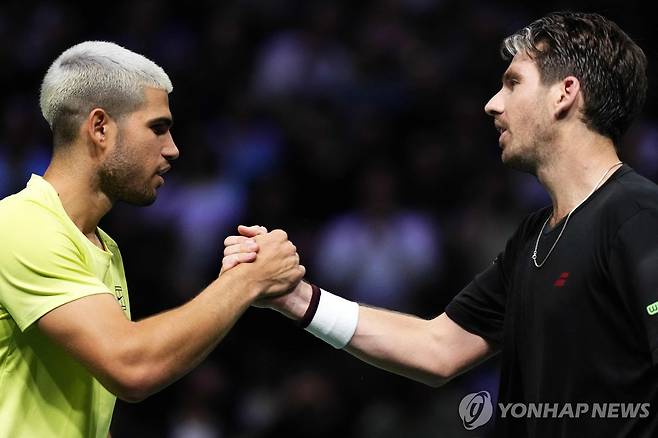 경기 뒤 악수하는 알카라스(왼쪽)와 노리 [AFP=연합뉴스]
