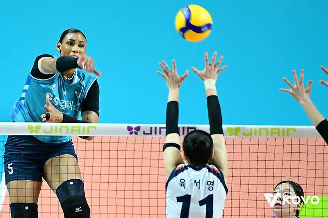 스파이크하는 GS칼텍스의 실바(왼쪽) [한국배구연맹 제공. 재판매 및 DB 금지]