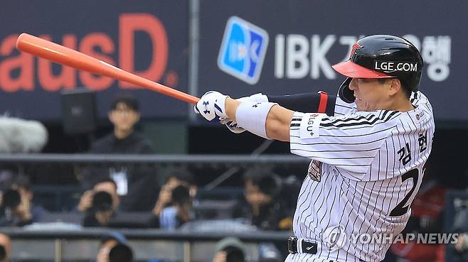 김현수도 타점 (서울=연합뉴스) 최재구 기자 = 26일 서울 잠실야구장에서 열린 2025 프로야구 한국시리즈 한화 이글스 대 LG 트윈스 1차전 경기. 6회 말 투아웃 1, 2루 상황 LG 김현수가 1타점 적시타를 날리고 있다. 2025.10.26 jjaeck9@yna.co.kr