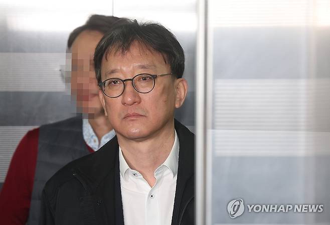 송창진 전 검사 해병특검 소환 (서울=연합뉴스) 신준희 기자 = 송창진 전 고위공직자범죄수사처 부장검사가 29일 서초동 순직해병 특검 사무실에 피의자 신분으로 소환되고 있다. 
    송 전 검사는 임성근 전 해병대 1시단장의 구명 로비 의혹에 이종호 전 블랙펄인베스트 대표가 연루된 사실을 몰랐다며 국회에서 위증한 혐의를 받는다. 2025.10.29 hama@yna.co.kr