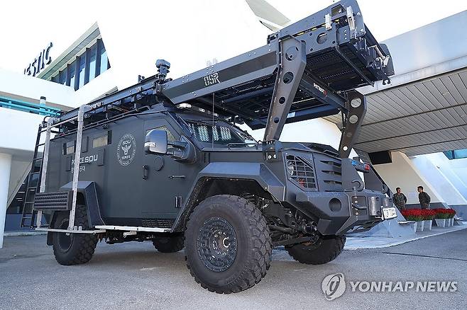 경찰특공대 장갑차 배치된 김해공항 (부산=연합뉴스) 손형주 기자 = 28일 부산 김해국제공항에 경찰특공대 장갑차가 배치 돼 있다. APEC에 참가하는 각국 대표단은 내일부터 김해국제공항으로 입국한다. 2025.10.28 handbrother@yna.co.kr