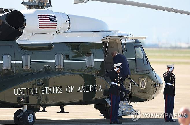 APEC 마린원 탑승하는 트럼프 미국 대통령 (부산=연합뉴스) 손형주 기자 = 경주 APEC을 계기로 국빈 방한하는 도널드 트럼프 미국 대통령이 29일 부산 김해국제공항에 도착해 전용헬기 마린원에 탑승하고 있다. 2025.10.29 handbrother@yna.co.kr