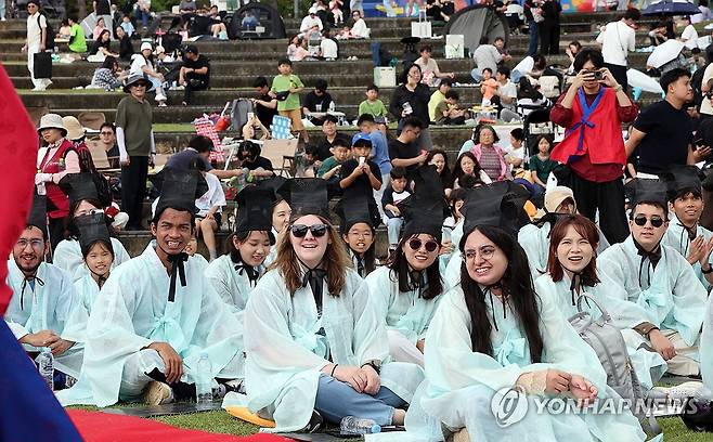 한글 축제 참석한 외국인들 [연합뉴스 자료사진] ※기사와 직접적인 연관이 없는 사진임.