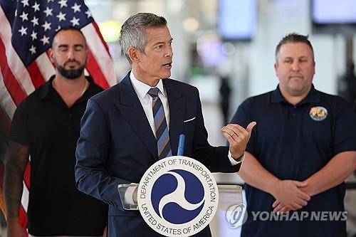기자회견 하는 숀 더피 미 교통부 장관  [AFP=연합뉴스 자료사진]