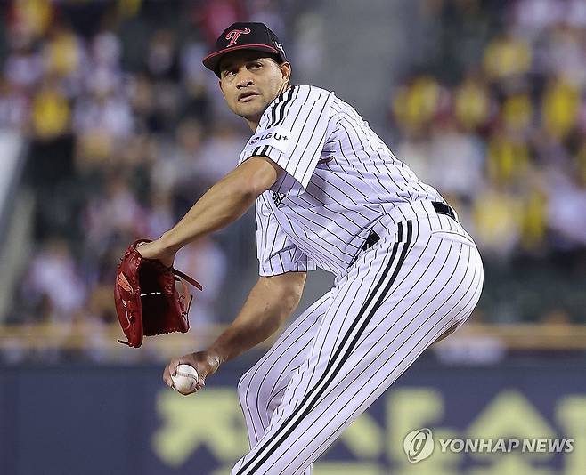 역투하는 LG 선발 치리노스 (서울=연합뉴스) 류영석 기자 = 1일 서울 잠실야구장에서 열린 프로야구 KBO리그 NC 다이노스와 LG 트윈스의 경기.
    1회초 LG 선발 치리노스가 역투하고 있다. 2025.10.1 ondol@yna.co.kr